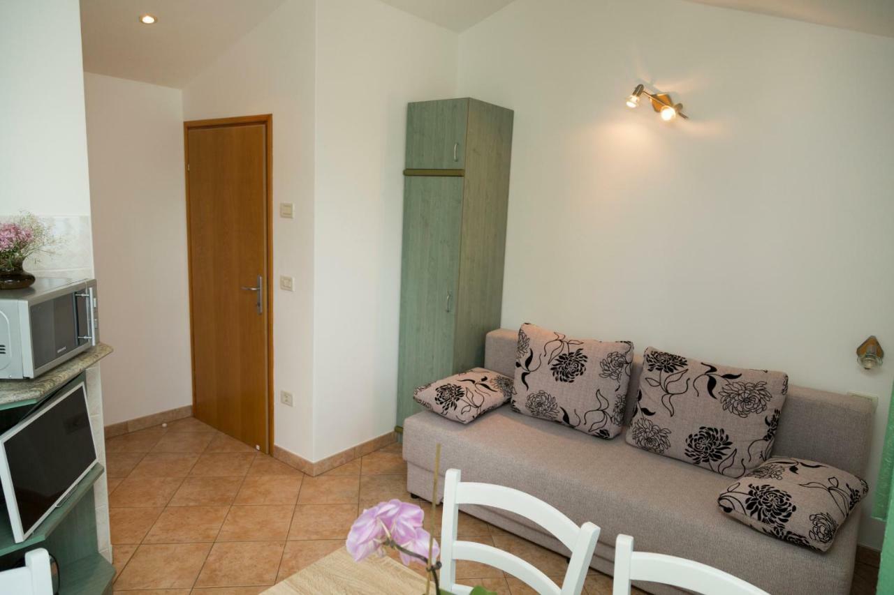 Apartments Tinka Brsec Bagian luar foto