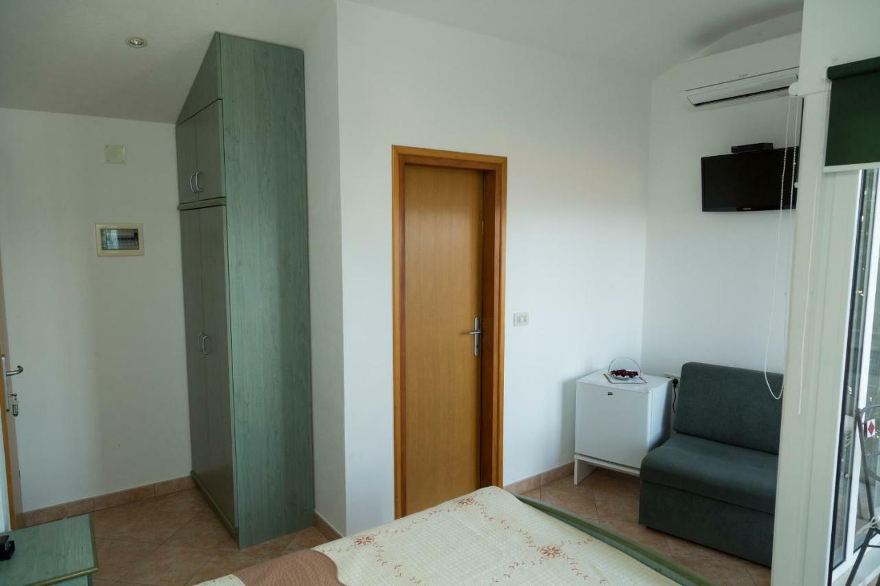 Apartments Tinka Brsec Bagian luar foto
