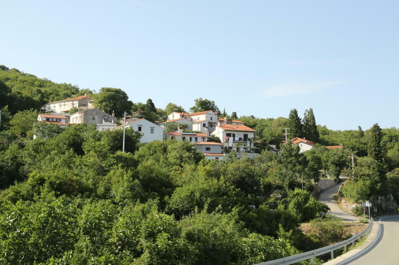 Apartments Tinka Brsec Bagian luar foto